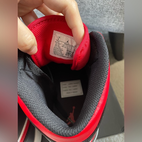 Men’s Nike Air Jordan 1 Mid White Black Red Size 9US - Picture 6 of 8